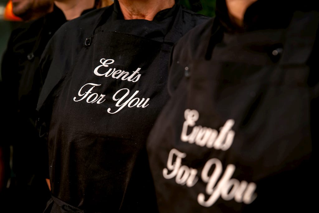 Echipa în șorțuri negre brodate Events For You